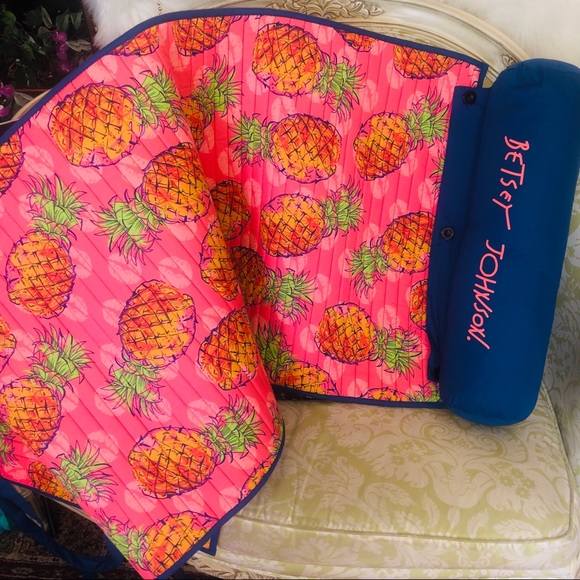 💓Betsey Johnson Beach Mat Pool PineapplesTropical - Picture 7 of 7